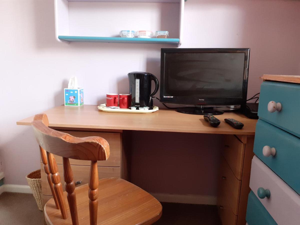 Home From Home Single Or Double Room Netflix Or Virgin Tv Wifi & Free Parking Пул Екстер'єр фото